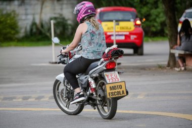 Araba ve motosiklet eğitimi alan bir otomobil okulu.