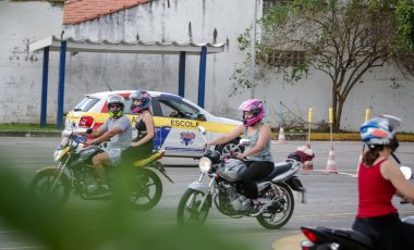 Araba ve motosiklet eğitimi alan bir otomobil okulu.