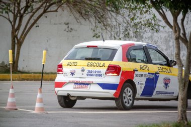 Araba ve motosiklet eğitimi alan bir otomobil okulu.