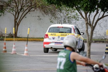 Araba ve motosiklet eğitimi alan bir otomobil okulu.