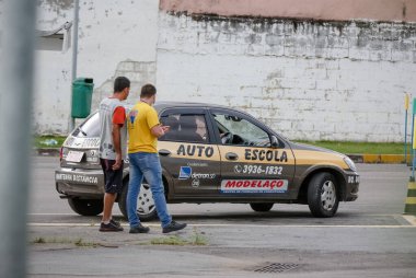 Araba ve motosiklet eğitimi alan bir otomobil okulu.