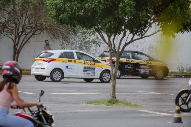 Araba ve motosiklet eğitimi alan bir otomobil okulu.