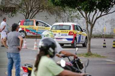 Araba ve motosiklet eğitimi alan bir otomobil okulu.