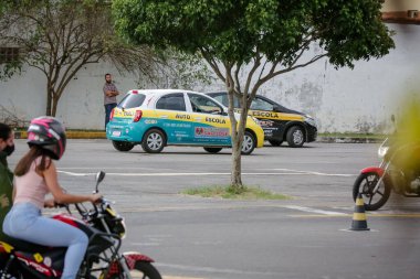 Araba ve motosiklet eğitimi alan bir otomobil okulu.