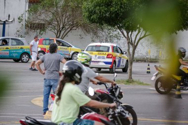 Araba ve motosiklet eğitimi alan bir otomobil okulu.