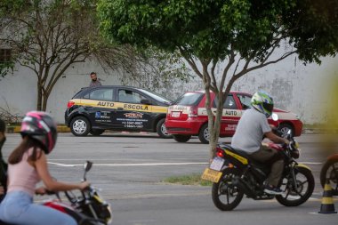 Araba ve motosiklet eğitimi alan bir otomobil okulu.