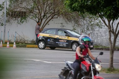 Araba ve motosiklet eğitimi alan bir otomobil okulu.