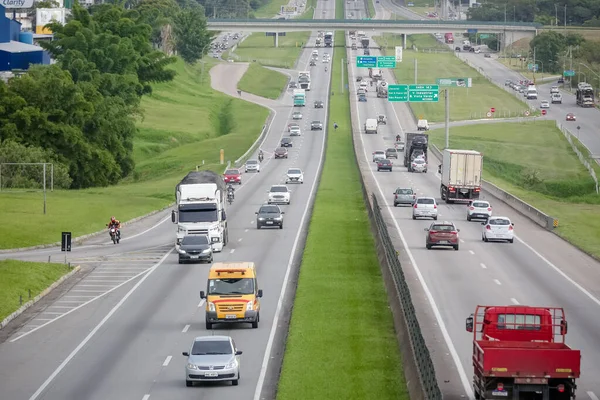 Rodovia Dutra ağır kargolu araçlar için yoğun bir otoyol.