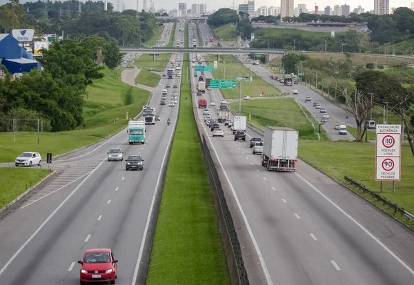 Rodovia Dutra ağır kargolu araçlar için yoğun bir otoyol.