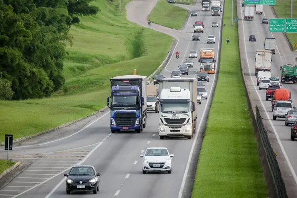 Rodovia Dutra ağır kargolu araçlar için yoğun bir otoyol.