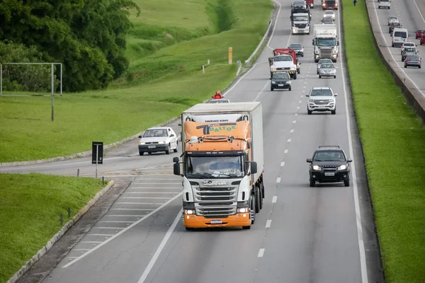 Rodovia Dutra ağır kargolu araçlar için yoğun bir otoyol.
