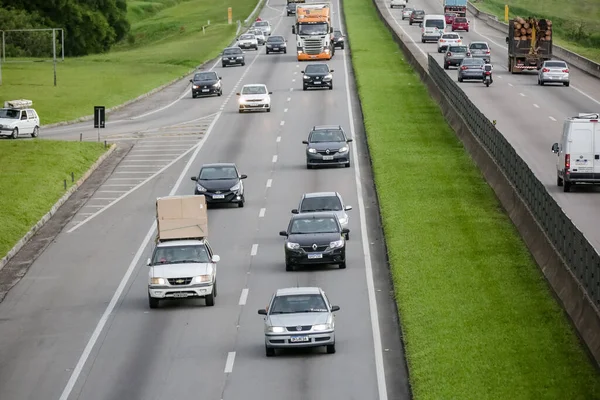 Rodovia Dutra ağır kargolu araçlar için yoğun bir otoyol.