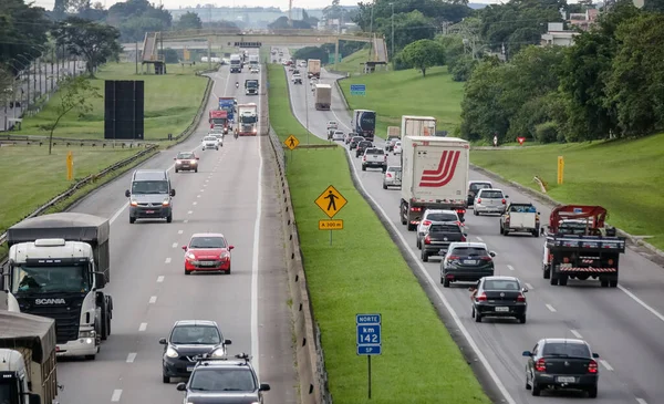 Rodovia Dutra ağır kargolu araçlar için yoğun bir otoyol.