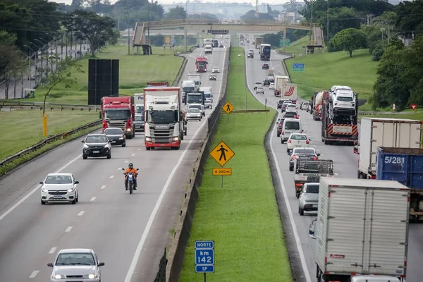 ロドビア ドゥトラ重い貨物を持つ車のための忙しい高速道路 — ストック写真