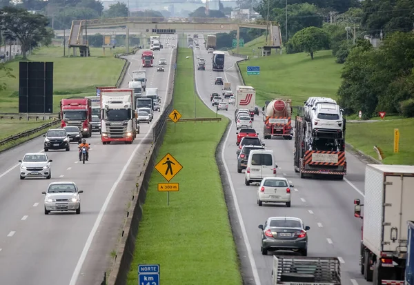 Rodovia Dutra ağır kargolu araçlar için yoğun bir otoyol.