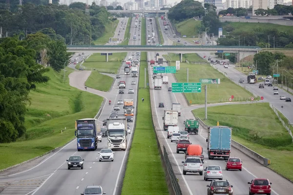 Rodovia Dutra ağır kargolu araçlar için yoğun bir otoyol.