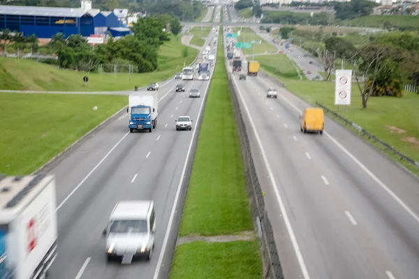Rodovia Dutra ağır kargolu araçlar için yoğun bir otoyol.