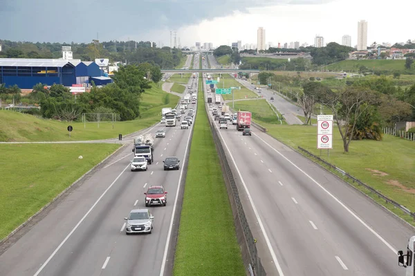 Rodovia Dutra Ruchliwa Autostrada Dla Pojazdów Ciężarowych Ciężkim Ładunkiem — Zdjęcie stockowe