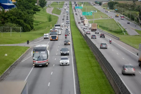 Rodovia Dutra ağır kargolu araçlar için yoğun bir otoyol.