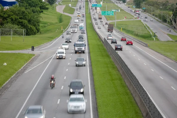 Rodovia Dutra ağır kargolu araçlar için yoğun bir otoyol.