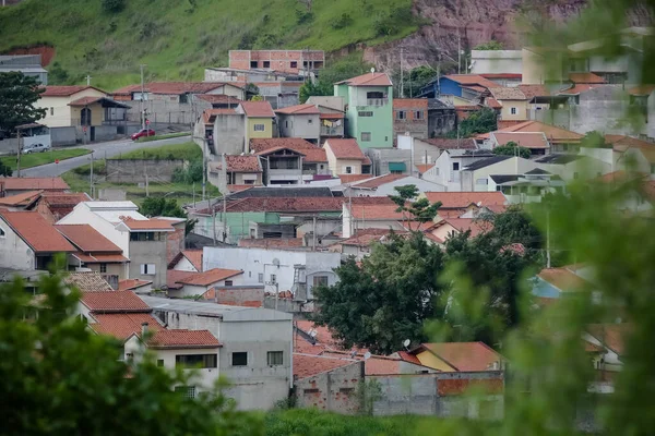 Şehrin kenar mahallelerindeki konutlar.