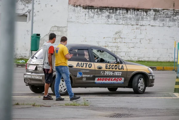 Araba ve motosiklet eğitimi alan bir otomobil okulu.