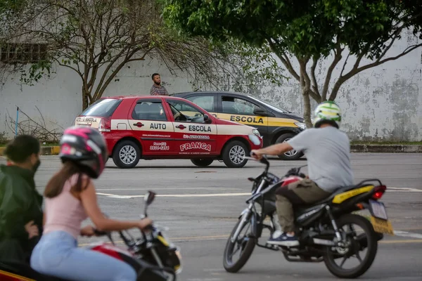 Araba ve motosiklet eğitimi alan bir otomobil okulu.