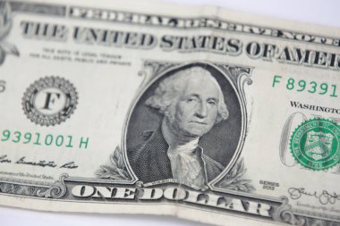 Beyaz arka plan üzerinde izole dolar para .