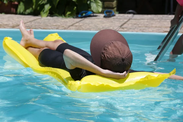 Mulher Piscina Relaxando Água Azul Com Sol Seu Rosto — Fotografia de Stock