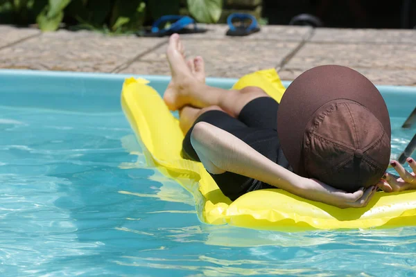 Mulher Piscina Relaxando Água Azul Com Sol Seu Rosto — Fotografia de Stock