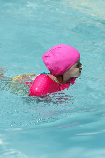 분홍색으로 떠다니는 수영장에 — 스톡 사진
