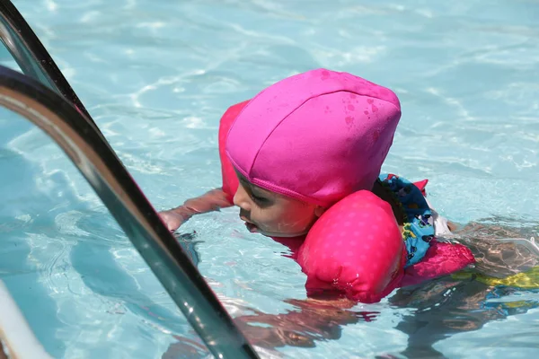 Bambino Piscina Nuotando Con Galleggiante Rosa Con Acqua Blu — Foto Stock