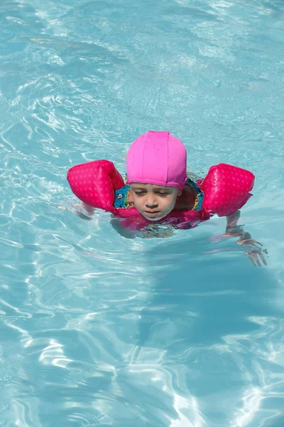 Criança Piscina Nadando Com Flutuador Rosa Com Água Azul — Fotografia de Stock