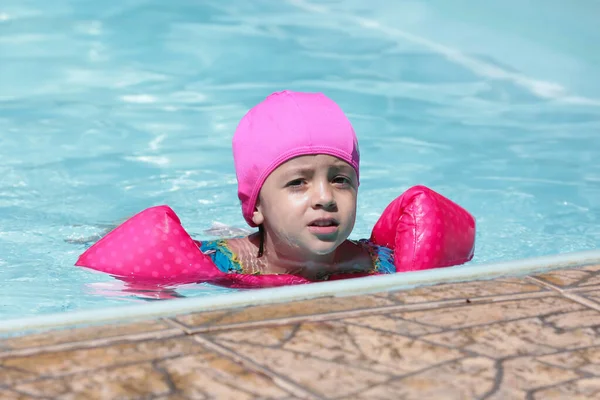 Niño Piscina Nadando Con Flotador Rosa Con Agua Azul —  Fotos de Stock