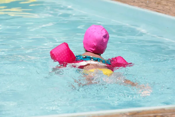 Kind Pool Schwimmt Mit Rosa Schwimmer Mit Blauem Wasser — Stockfoto
