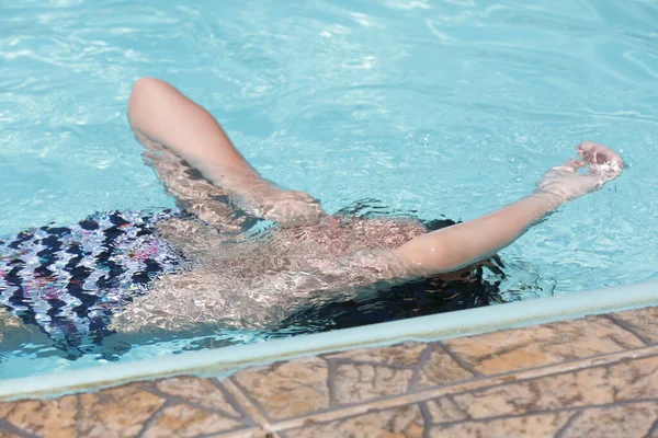 Frau Pool Entspannt Sich Blauen Wasser Mit Der Sonne Gesicht — Stockfoto