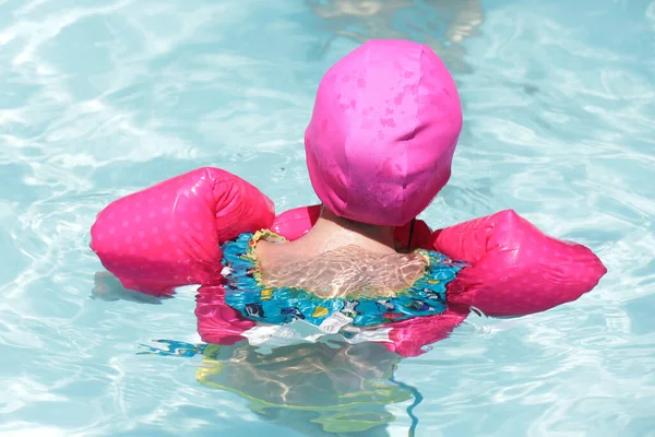 Kind Pool Schwimmt Mit Rosa Schwimmer Mit Blauem Wasser — Stockfoto