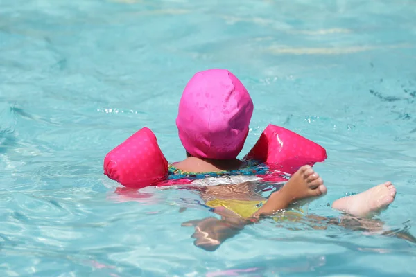 Kind Pool Schwimmt Mit Rosa Schwimmer Mit Blauem Wasser — Stockfoto