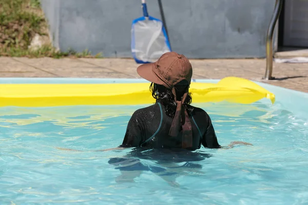 Frau Pool Entspannt Sich Blauen Wasser Mit Der Sonne Gesicht — Stockfoto