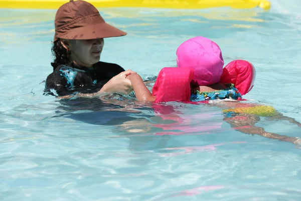 Kind Het Zwembad Zwemmen Met Roze Praalwagen Met Blauw Water — Stockfoto