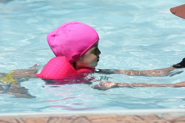 Criança Piscina Nadando Com Flutuador Rosa Com Água Azul — Fotografia de Stock