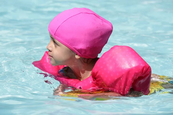 Criança Piscina Nadando Com Flutuador Rosa Com Água Azul — Fotografia de Stock