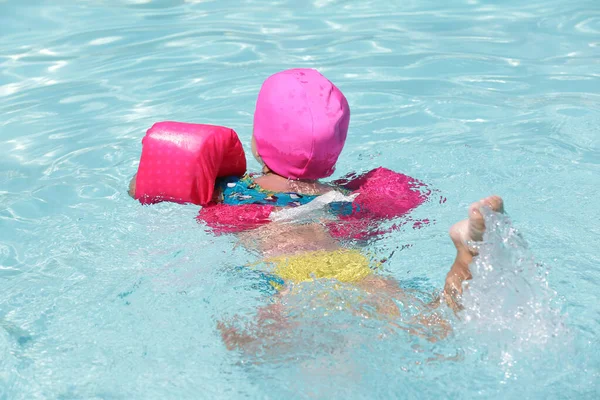 Criança Piscina Nadando Com Flutuador Rosa Com Água Azul — Fotografia de Stock