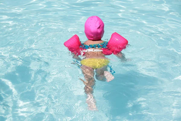 Criança Piscina Nadando Com Flutuador Rosa Com Água Azul — Fotografia de Stock