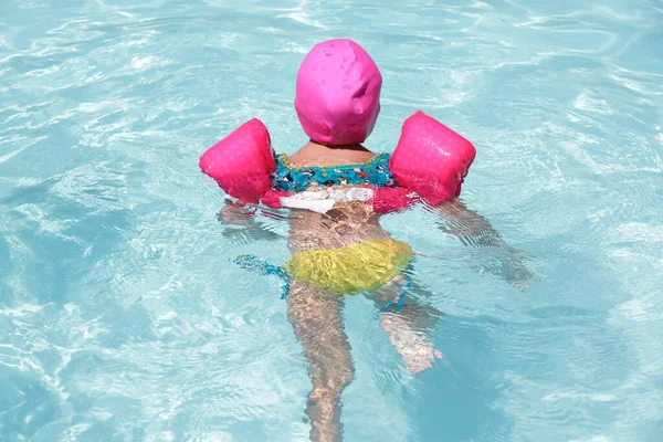 Criança Piscina Nadando Com Flutuador Rosa Com Água Azul — Fotografia de Stock