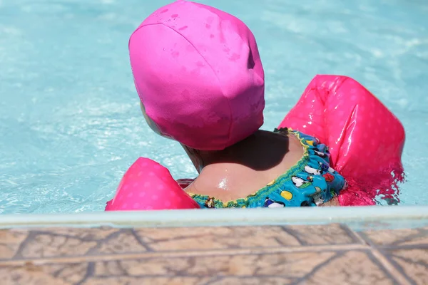 Criança Piscina Nadando Com Flutuador Rosa Com Água Azul — Fotografia de Stock