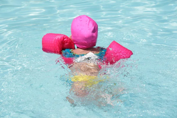 Niño Piscina Nadando Con Flotador Rosa Con Agua Azul —  Fotos de Stock