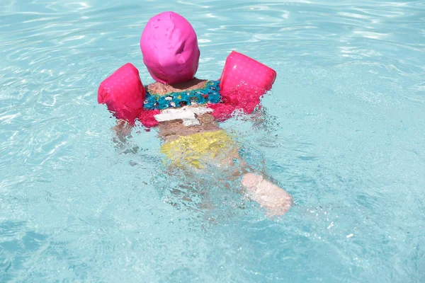 Kind Pool Schwimmt Mit Rosa Schwimmer Mit Blauem Wasser — Stockfoto