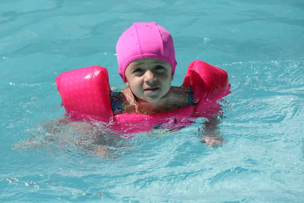 Kind Pool Schwimmt Mit Rosa Schwimmer Mit Blauem Wasser — Stockfoto