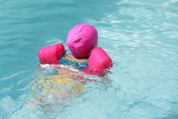 Criança Piscina Nadando Com Flutuador Rosa Com Água Azul — Fotografia de Stock